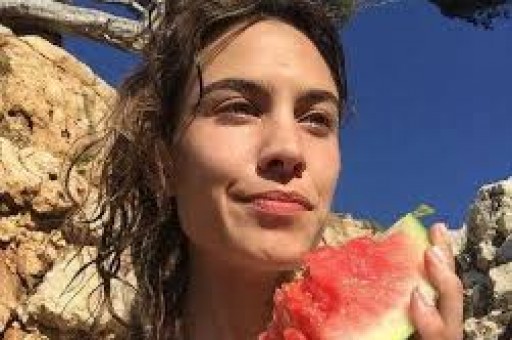 知名网红表妹李 KK破产！未婚生女后掉粉上百万转行去卖小吃