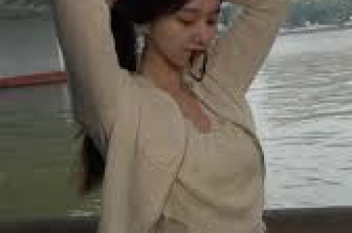 关晓彤啤酒节裙子短到捂裆2599元穿出尴尬助理拿黑布全程遮挡